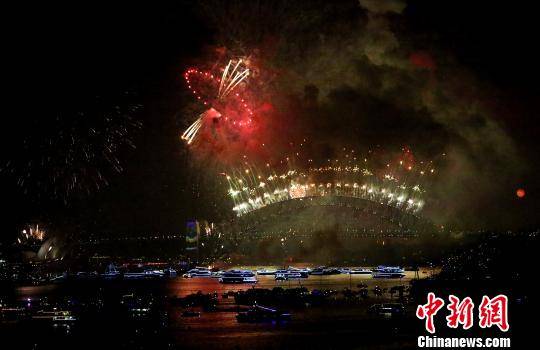 悉尼跨年庆典烟火炫丽绽放。 赖海隆 摄