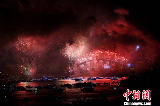 悉尼跨年庆典烟火炫丽绽放。 赖海隆 摄