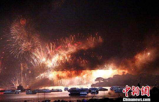 悉尼跨年庆典烟火炫丽绽放。 赖海隆 摄